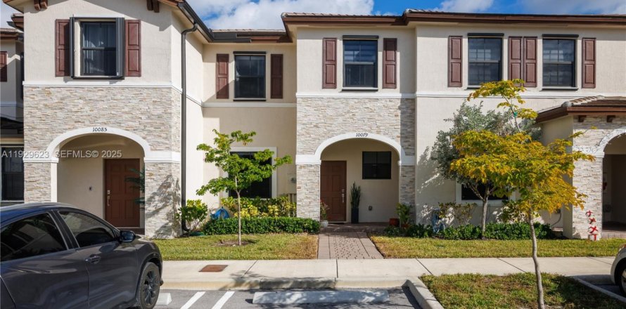 Townhouse in Miami, Florida 3 bedrooms, 124.02 sq.m. № 1988779