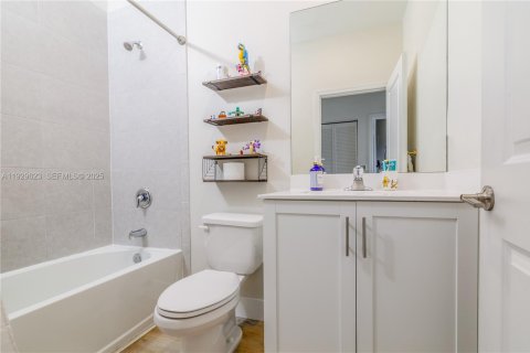 Townhouse in Miami, Florida 3 bedrooms, 124.02 sq.m. № 1988779 - photo 25