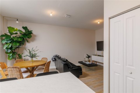 Townhouse in Miami, Florida 3 bedrooms, 124.02 sq.m. № 1988779 - photo 6