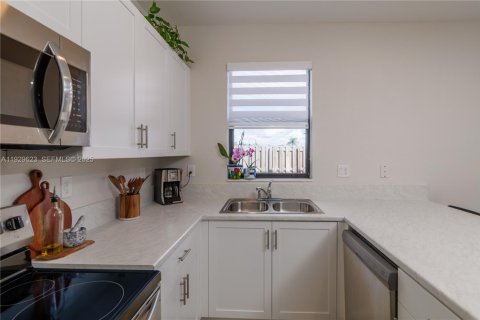 Townhouse in Miami, Florida 3 bedrooms, 124.02 sq.m. № 1988779 - photo 16