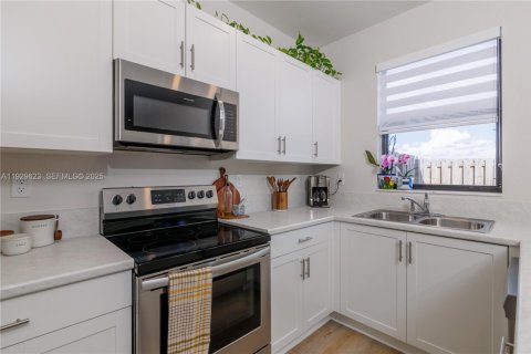 Townhouse in Miami, Florida 3 bedrooms, 124.02 sq.m. № 1988779 - photo 17