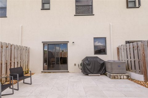Townhouse in Miami, Florida 3 bedrooms, 124.02 sq.m. № 1988779 - photo 19