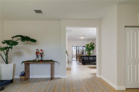 Townhouse in Miami, Florida 3 bedrooms, 124.02 sq.m. № 1988779 - photo 5