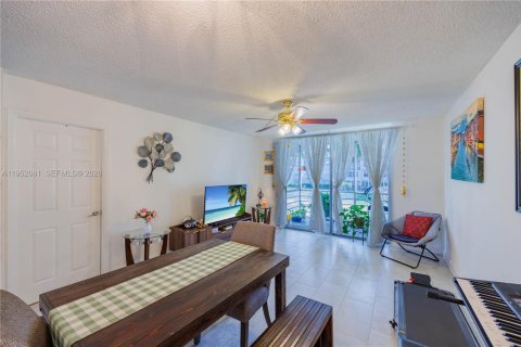 Condominio en venta en Tamarac, Florida, 1 dormitorio, 69.68 m2 № 2008099 - foto 4