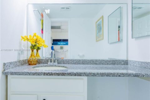 Condominio en venta en Tamarac, Florida, 1 dormitorio, 69.68 m2 № 2008099 - foto 25