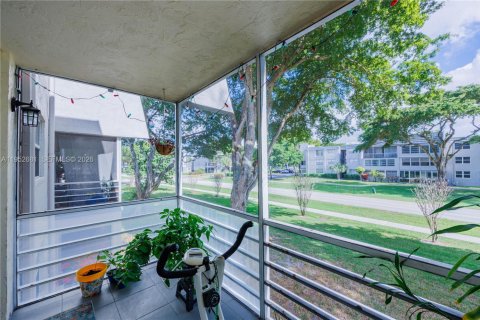 Condominio en venta en Tamarac, Florida, 1 dormitorio, 69.68 m2 № 2008099 - foto 10