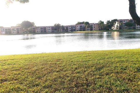 Condo in Margate, Florida, 2 bedrooms  № 2392604 - photo 21