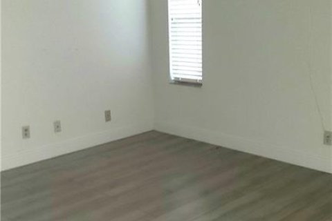Condo in Margate, Florida, 2 bedrooms  № 2392604 - photo 12