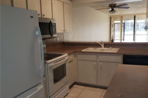 Condo in Margate, Florida, 2 bedrooms  № 2392604 - photo 16