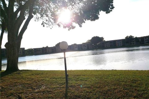 Condo in Margate, Florida, 2 bedrooms  № 2392604 - photo 22