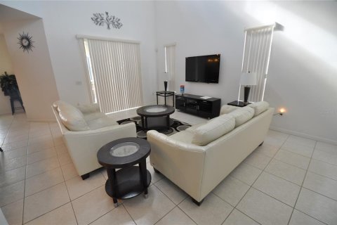 House in Haines City, Florida 5 bedrooms, 339.37 sq.m. № 1817836 - photo 3