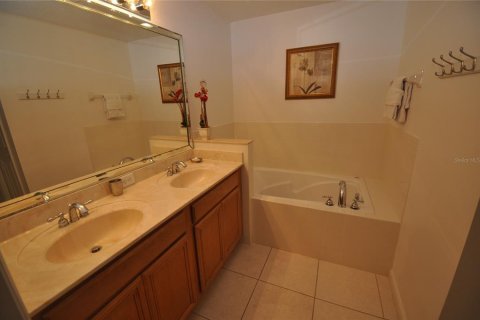 House in Haines City, Florida 5 bedrooms, 339.37 sq.m. № 1817836 - photo 14