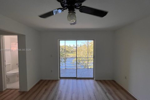Condo in Miami Gardens, Florida, 1 bedroom № 1996377 - photo 4