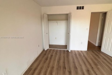 Condo in Miami Gardens, Florida, 1 bedroom № 1996377 - photo 2