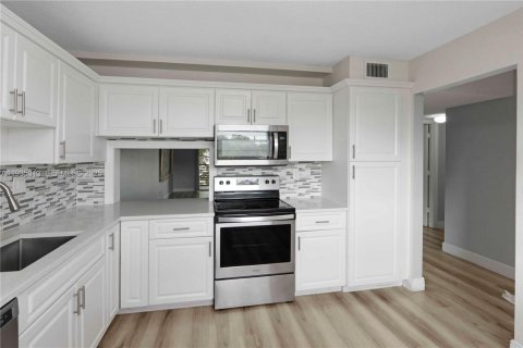 Condo in Tamarac, Florida, 2 bedrooms  № 1993539 - photo 11