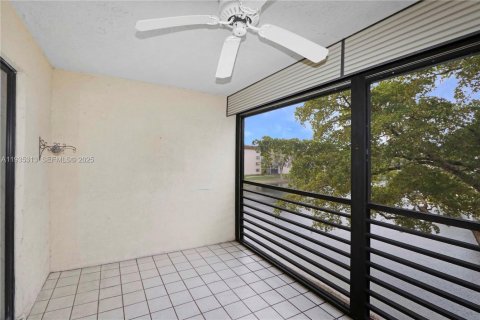 Condo in Tamarac, Florida, 2 bedrooms  № 1993539 - photo 9
