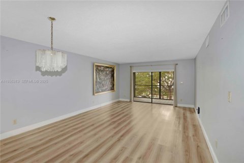 Condo in Tamarac, Florida, 2 bedrooms  № 1993539 - photo 5