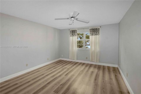 Condo in Tamarac, Florida, 2 bedrooms  № 1993539 - photo 17