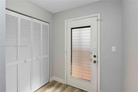 Condo in Tamarac, Florida, 2 bedrooms  № 1993539 - photo 12