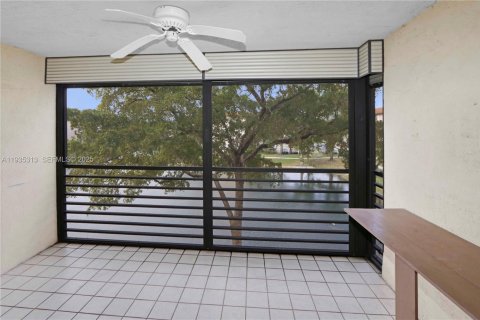 Condo in Tamarac, Florida, 2 bedrooms  № 1993539 - photo 8