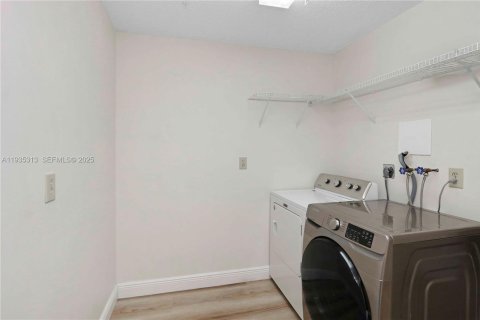 Condo in Tamarac, Florida, 2 bedrooms  № 1993539 - photo 13