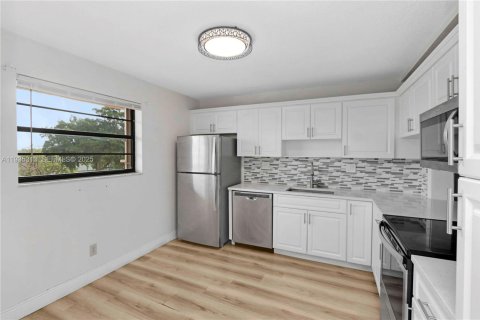 Condo in Tamarac, Florida, 2 bedrooms  № 1993539 - photo 10