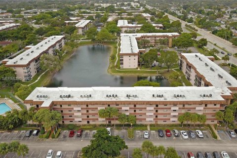 Condo in Tamarac, Florida, 2 bedrooms  № 1993539 - photo 2