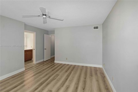 Condo in Tamarac, Florida, 2 bedrooms  № 1993539 - photo 18