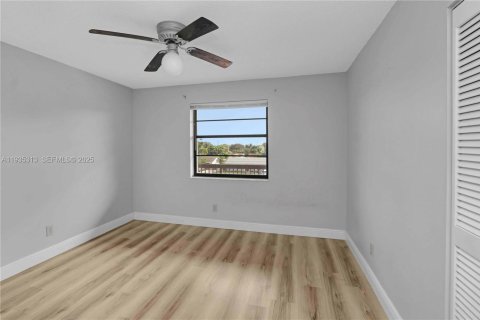 Condo in Tamarac, Florida, 2 bedrooms  № 1993539 - photo 14