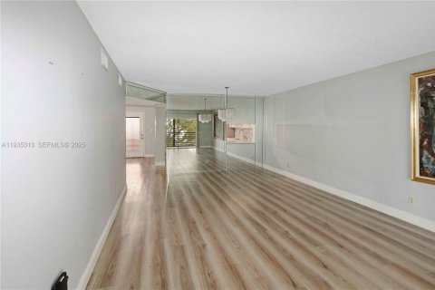 Condo in Tamarac, Florida, 2 bedrooms  № 1993539 - photo 7