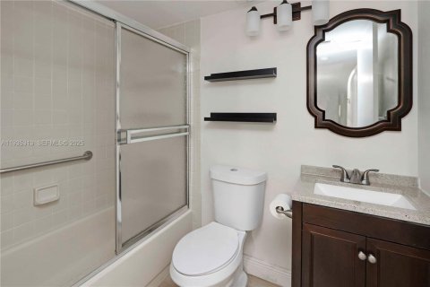 Condo in Tamarac, Florida, 2 bedrooms  № 1993539 - photo 16