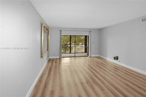 Condo in Tamarac, Florida, 2 bedrooms  № 1993539 - photo 6