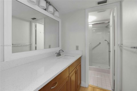 Condo in Tamarac, Florida, 2 bedrooms  № 1993539 - photo 19