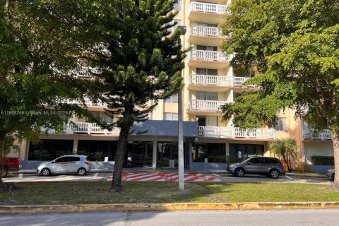 Condo in Miami, Florida, 1 bedroom  № 1897547 - photo 2