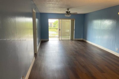 Condo in Lauderhill, Florida, 2 bedrooms  № 2050639 - photo 1