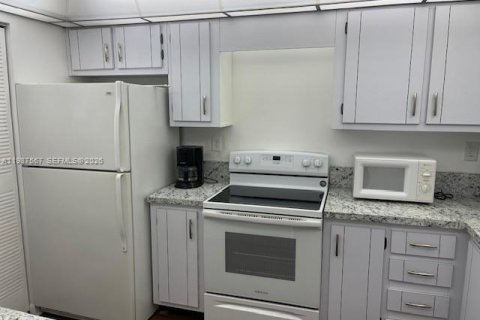 Condo in Lauderhill, Florida, 2 bedrooms  № 2050639 - photo 9