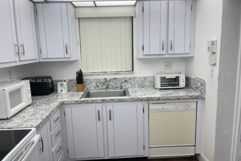 Condo in Lauderhill, Florida, 2 bedrooms  № 2050639 - photo 10