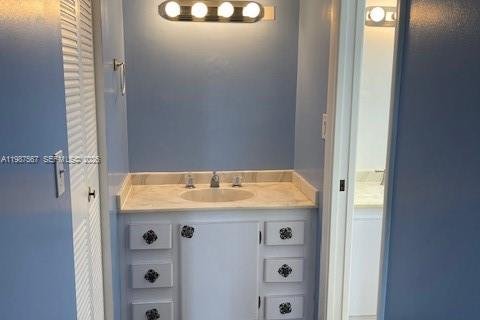 Condo in Lauderhill, Florida, 2 bedrooms  № 2050639 - photo 13