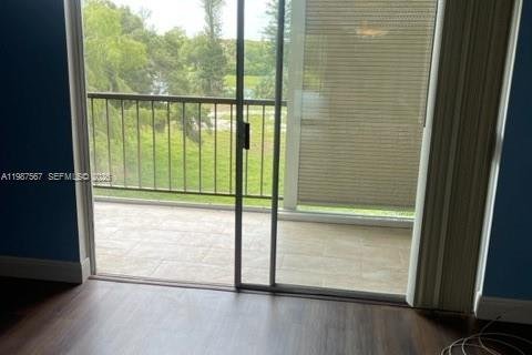 Condo in Lauderhill, Florida, 2 bedrooms  № 2050639 - photo 4