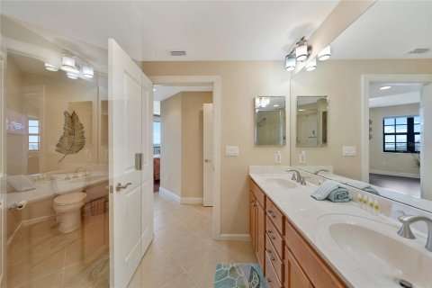 Condo in Cape Coral, Florida, 3 bedrooms  № 2101806 - photo 16