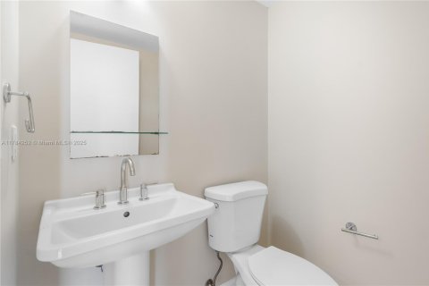 Condo in Miami, Florida, 2 bedrooms  № 1862704 - photo 16