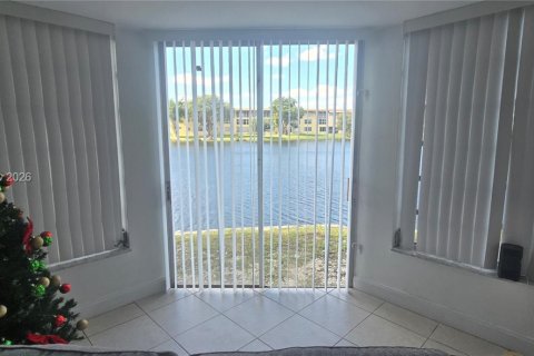 Condo in Miami, Florida, 1 bedroom № 2152480 - photo 13