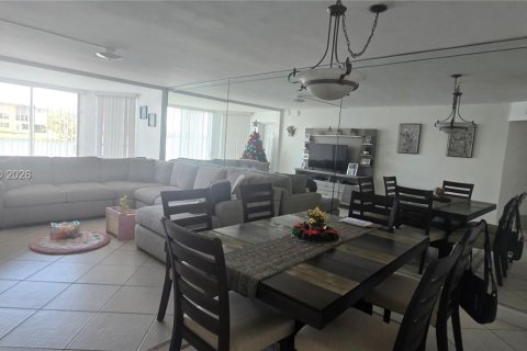 Condo in Miami, Florida, 1 bedroom № 2152480 - photo 9
