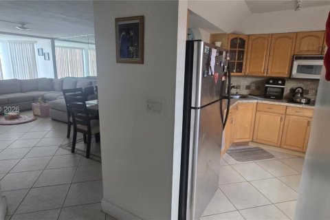 Condo in Miami, Florida, 1 bedroom № 2152480 - photo 3