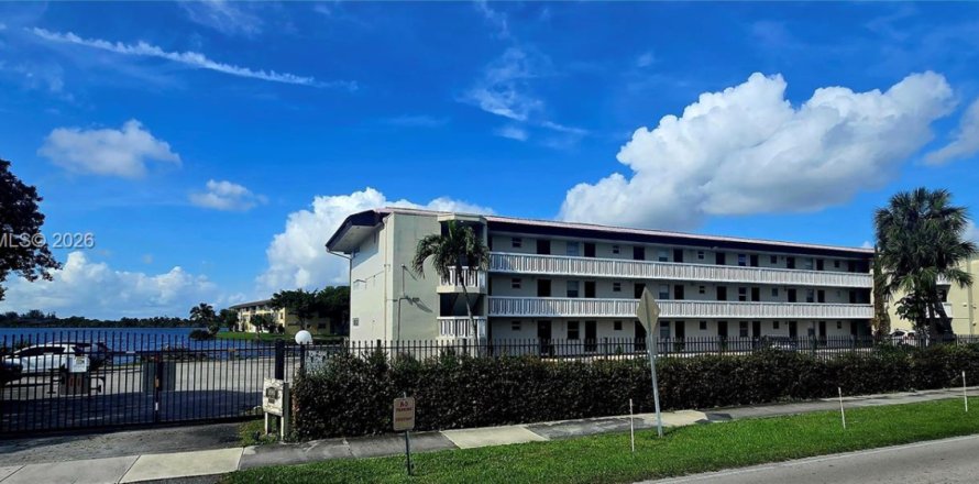 Condo in Miami, Florida, 1 bedroom № 2152480
