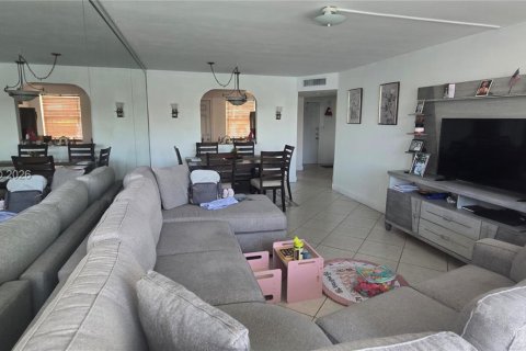 Condo in Miami, Florida, 1 bedroom № 2152480 - photo 12