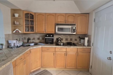 Condo in Miami, Florida, 1 bedroom № 2152480 - photo 4