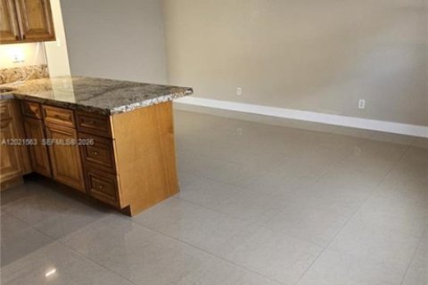 Appartement à louer à Pompano Beach, Floride: 2 chambres, 900.5 m2 № 2085927 - photo 3