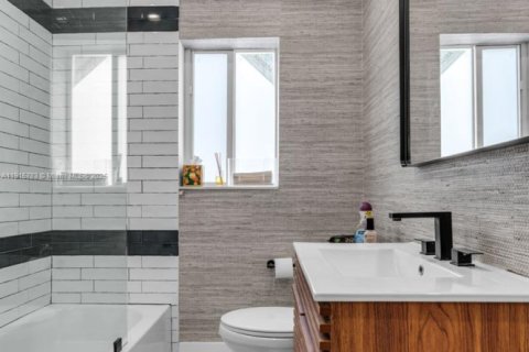 Casa en venta en Miami, Florida, 4 dormitorios, 198.81 m2 № 1971013 - foto 18