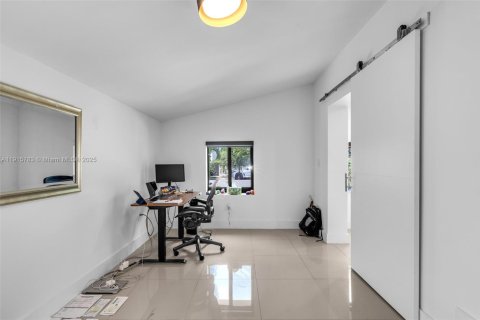 Casa en venta en Miami, Florida, 4 dormitorios, 198.81 m2 № 1971013 - foto 15